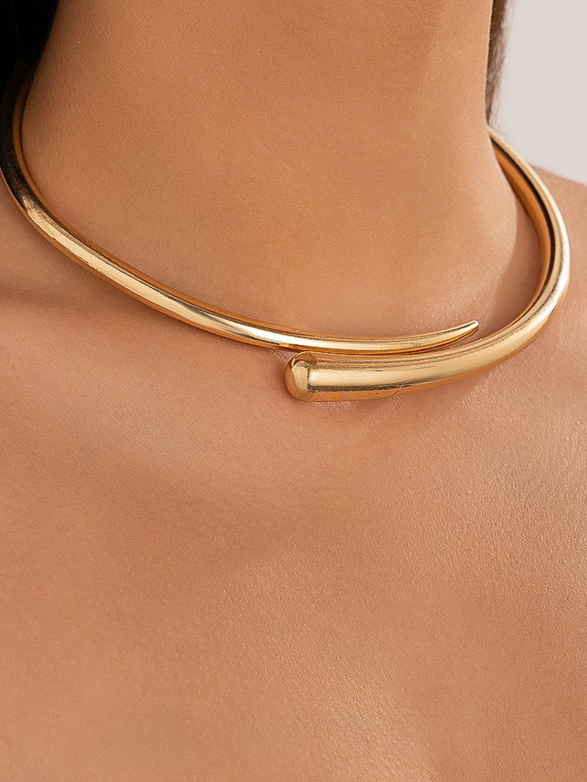 Collana choker dorata – Gioiello aperto elegante per occasioni speciali